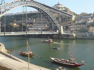 Apartment Located at center Oporto UNESCO heritage at front caves ; one secret paradise & Oporto City  * into a modern country . With glamour & charm