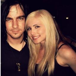 The Tummy! Former rockstar. Married to the love of my life, @HelloImFable, father of six. crazy.