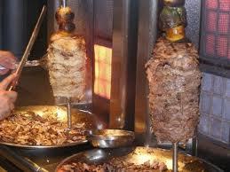El shāwarmā es un plato originario del Medio Oriente que consiste en finas láminas de carne de cordero, pollo o ternera asada en un asador vertical.