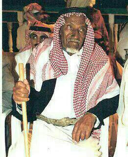 علي بن شاهر (بن عشقة) عشق الشعر كما ان الشعر عشقه نبغ شاعرآ بعد الاربعين وغرد طويلآ باجمل الاشعار فاستحق ان يكون النابغة العسيري . رحمه الله واسكنه فسيح جناته