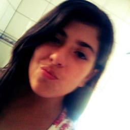 Não Sou Perfeita. Me Apego Fácil. Sou Meia Palhaça. Valorizo Muito Amizade. Sou Chata. Sou feliz. Engraçada. E Sou Muito Amiga De Quem Quer Ser Meu Amigo Tbm