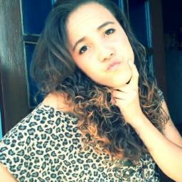 Não sou bonita, muito menos gostosa, mais eu consigo fazer as pessoas sorrirem, isso não importa né?