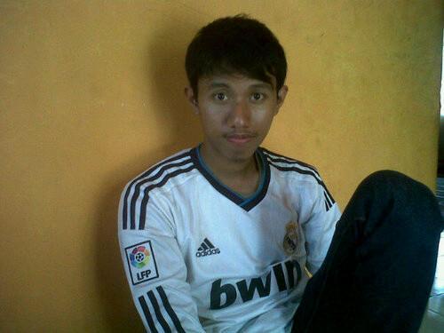 (⌣,⌣) v (-__- )
