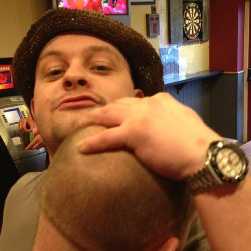 Chelsea fc fan, football mad! love going out and getting pissed!!! Love horse racing!