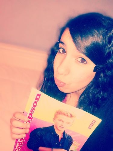 I'm a big fan of @codysimpson I love is the best and has a perfect voice, @codysimpson follow me since 21/10/2011 i love you cody  i'm dancer