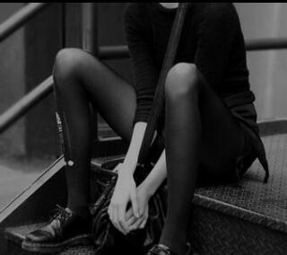 Solo soy una gorda que lucha por sobrevivir, algún día me gustaré. Llorar no te hace débil, débil es quien te critica. Antes de juzgarme, conoce mi historia.