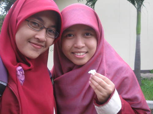 iklhlas adalah jalan menuju kebahagiaan, maka lakukanlah setiap detik hidup kita ini dgn keikhlasan, insya allah hati akan lapang^^