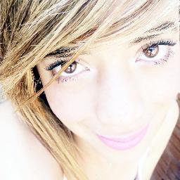 Pensa numa pessoa ciumenta, dramática, estranha, ás vezes chata, teimosa, difícil de entender, feliz e infeliz. Pensou? Então, sou eu.