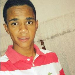 Sou: São Paulino, 16 anos, Moreno , Palhaço, Chato as vezes , Impaciente, Carinhoso, Amigo , curto sair com os amigos e namorada .. curto joba bola. Segue aee!!