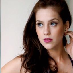 amarelo lembra ouro,ouro lembra ladrão,ladrão lembra você que roubou mer coração @sophiaabrahao e @micaelborges_