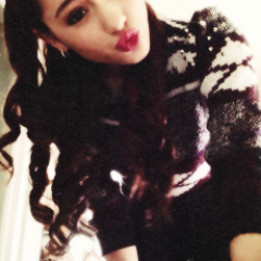 ♪♫ If I could just die in your arms, I wouldn't mind.Cause everytime you touch me I just die in your arms.♪♫ @onedirection , @ArianaGrande @justinbieber ♥
