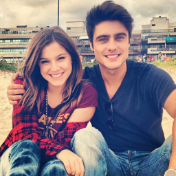 learntolive13's profile picture. Una cuenta con frases del amor adolescente que muchos experimentamos.


Es de héroes sonreír, cuando el corazón llora.