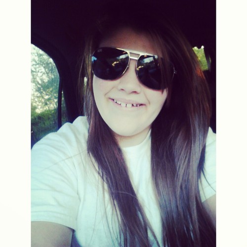 My name is Kaitlin . Im 13 years old . Follow me & i will follow back . (: