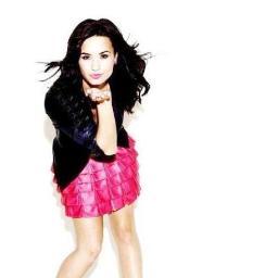 #LovaticVerified HASTA EL ∞ !Yo amo A Una persona que se Cae de Los escenarios se le Olvida la Letra Habla con los Caballos & es Muy Normal @ddlovato MI WORLD!