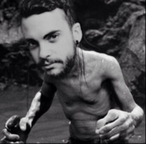 This is a page owned by @c4lmd0wn_, @SinkingApology and @ParamoreOnStage dedicated to our fav guitarist who likes gnomes and red beanies! @itstayloryall ! 皿