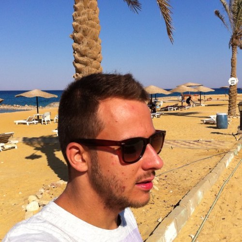 Multimedia journalist. Loves music, people, travelling, food, wine, sports and politics.