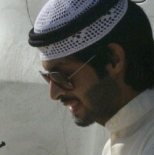 ‏ماني ملاك الطهاره ولا أسعئ للمثاليه هنا.. شاعر وفيني فطرة الطيب وضلمة المبصر!! وصعلوك!! ملاحضه:خذ الجانب الايجابي من الصعلكه واترك السلبي لي..!!