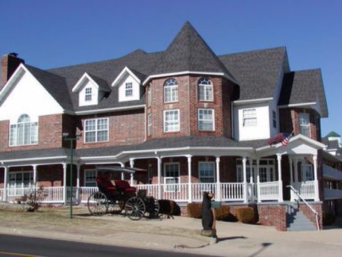 This Victorian-style hotel is conveniently located on the Yellow Route just off the strip & offers easy access to more than fifty shows!