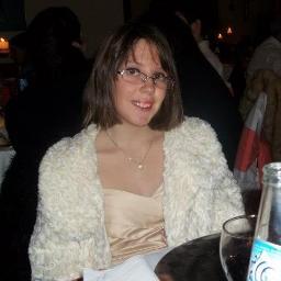 lauayala_'s profile picture. Dos mundos se fusionan cuando se encuentra un lenguaje universal