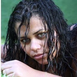 Sou pessoa de dentro pra fora. Minha beleza está na minha essência e no meu caráter. Acredito em sonhos, não em utopia. Mas quando sonho, sonho alto.