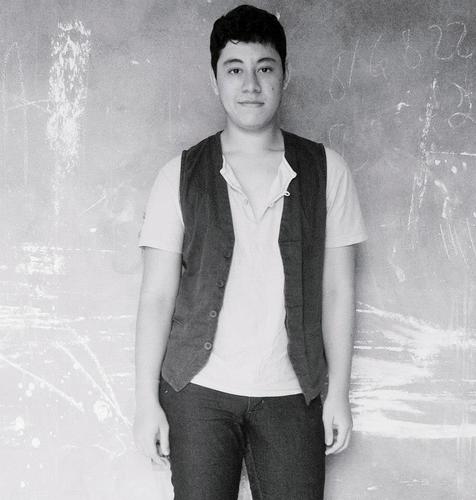 Sou feliz, curto a vida do meu jeito. Meu ídolo é Adam Young da banda Owl City. Sou tranquilo e da paz.