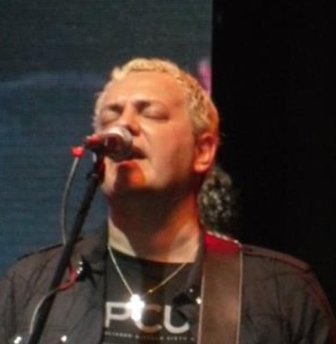 guitarrista, cantante, compositor y fana de los autos veloces