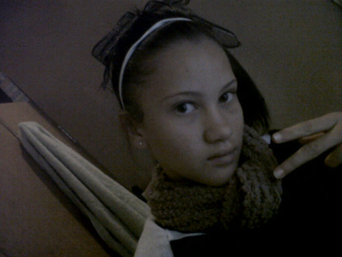 Hi! I'm juniA frOm SoUth Africa I love playing the guitar and art I skade and do my own music hope u like me..peace..!!