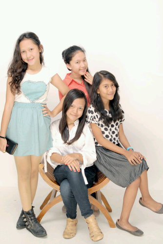 Twitter page of SweetBarbies @Cherinslsbila @Siskaamiliaa @permatakhusnul @febrianishela   cp:@SofyanAdam84