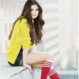 I love Selena Gomez ,music, friends and followers XD