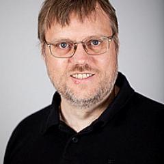 Pendlerrepræsentant, 
Wikipedianer, som er bestyrelsesmedlem og kasser for Wikimedia Danmark og aktiv i 
PROSA - Forbundet af It-professionelle