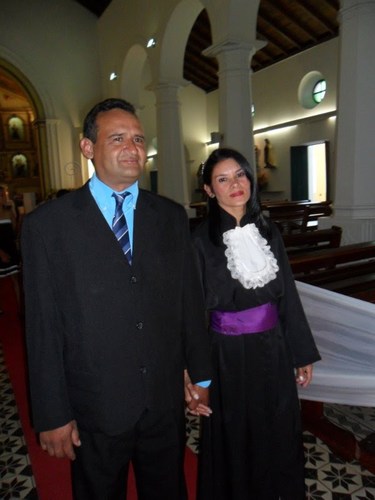 Sou professora  gosto do que faço, terminei o curso superior na 
área de língua portuguesa sou casada tenho dois filhos que são a  razão do
meu viver !!!!!!!