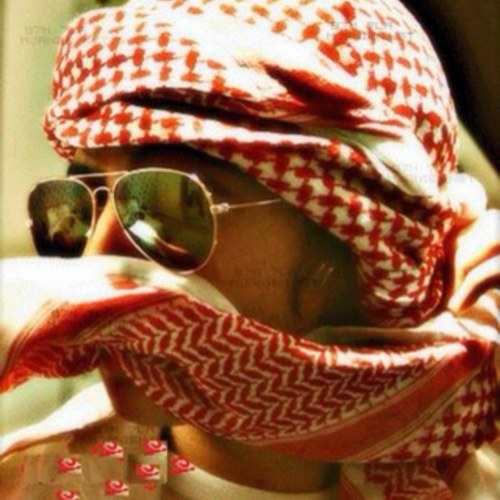 وش خانت الدنيا علينا مصايب 
الكل منا يشيل الهم ويخمه 
بكل الرخوم تشوف دايم غرايب 
مايشكي همومً وحظه يذمه 

حسـاٌايــف