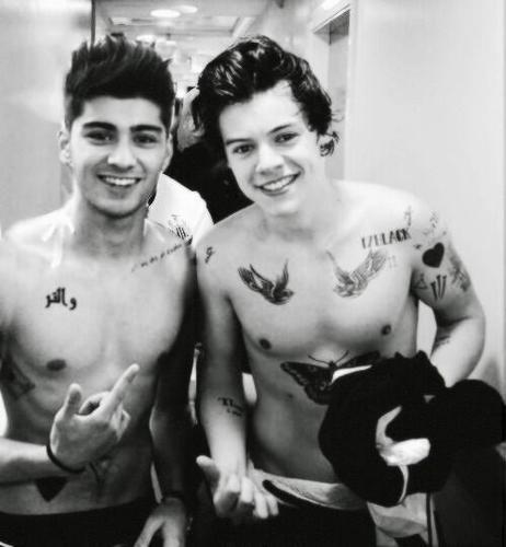 I love those boys of the stairs. Spoons, carrots, mirrors, cats, food, Paul, Kevin, Lux. Hi, We are One Direction. Directioner until the end ∞ #WeAreFamily
