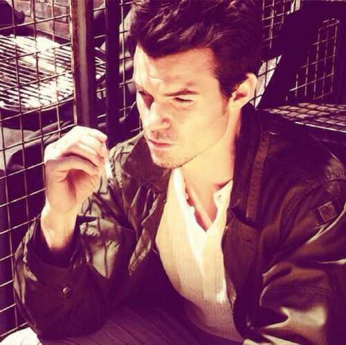 Hi I am elijah mikaelson I am a vampier I am a kind one till u piss me off RP 18+ single
