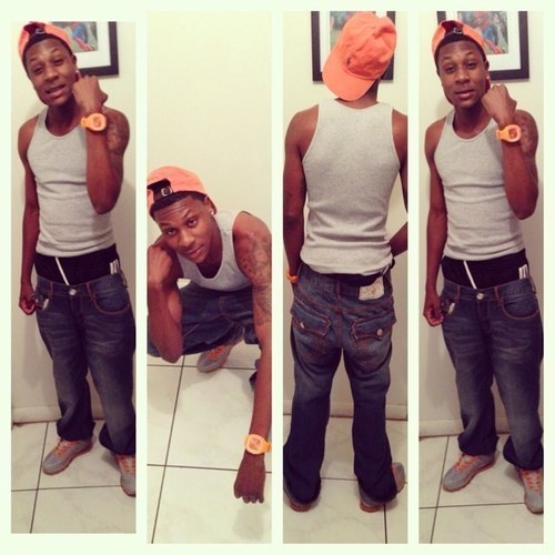 Yung nigga only 18 #duhh
Fuck dese hoes i rather b rich