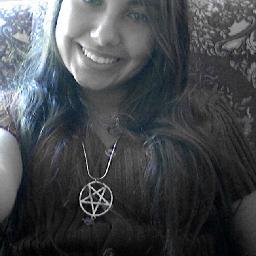 Ciumenta, doida, loka, atrapalhada e muito muito metida, tímida e muito tagarela....Prazer:EU  =)