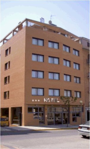 El #hotel se encuentra ubicado en #Barbastro y cuenta con restaurante, estacionamiento, wifi... ¡vísitanos!