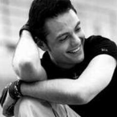 No, non piangere che non sopporto le tue lacrime e non ci riuscirò mai. Perché, se sei felice, ogni sorriso è oro. @TizianoFerro ti amo.