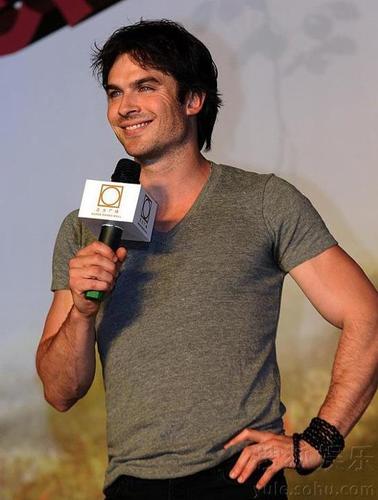 Official Spanish Damon Salvatore™ Sexy eternamente,un cabrón (pero con sentimientos) .Hermano de Stefan Salvatore. Enamorado y futuro Marido de Elena. *_*