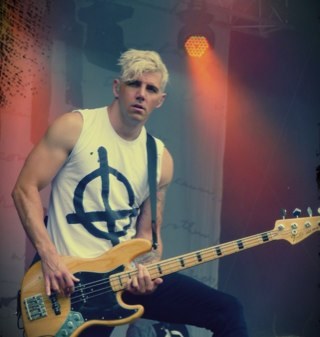 Bajista de Lostprophets. Puta de Ian. Mi filosofía: Aquí te pillo, aquí te follo. Casado con Ian. Soy rubia, pero no tonta. Fake.