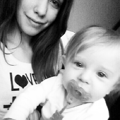 HEYY . im anna , im from the US ... ermm.. not much to say..(: FOLLOW ME , AND ILL FOLLOW BACKK .Talk to mee. (:
