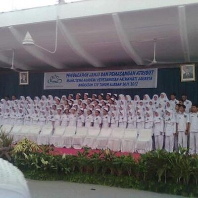 35+ trend terbaru baju wisuda akperfatmawati - cerita wisuda