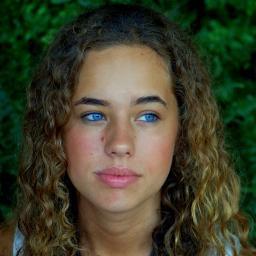 Estudiante de arquitectura a tiempo parcial. Aficionada a ser feliz.