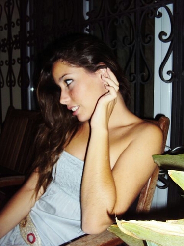 En mi interior el corazón se rompe, mi maquillaje se deshace...pero mi sonrisa aún se mantiene.