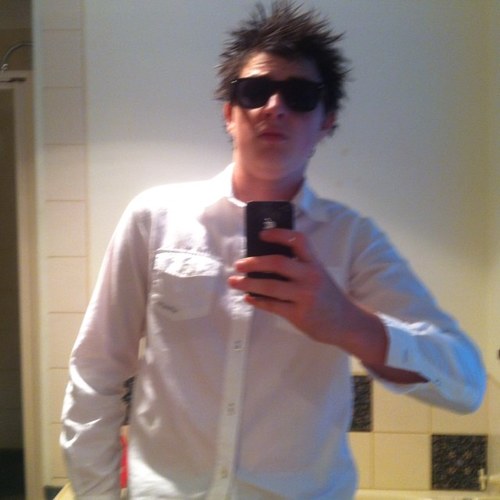 Follow me i follow back :)