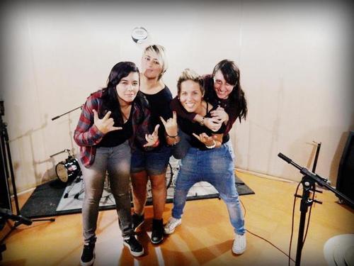 FC seguido e Oficializado por todas .. Sigam : @DlessOficial @babhidrums @kamy_bass @re_piupiu @Faby_dless Since:28/04/13