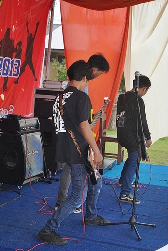 Check new song Obsesi Jiwa irvan as vocal/left guitar @irvanuncle , ayub as right guitar @ayubDamanik , joey as bass @joeysihaloho