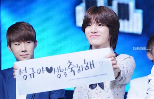 อันยองฮาเซโย~~~ ผมคือ. Lee songjong แห่ง infinite ผมเป็นน้องเล็กของวง. ผมน่ารัก. ใสซื่อ. ซื่อบื้อ นิดหน่อย. 555 ยังไงก็. ฟลอ. ผมมาเยอะๆนะครับ. ยิ้มหวาน.