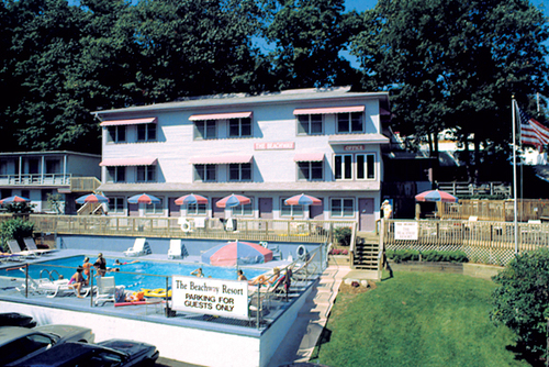 BeachWay Resort & Hotel: nestled in a wooded area next to Lake Michigan and renown Oval Beach