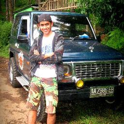 ghomol_offire's profile picture. kepal'kan tangan ke atas. maju bersama.!!!